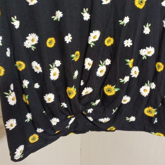 no boundaries floral print twisted front blouse (FLAWED) - Picture 5 of 6